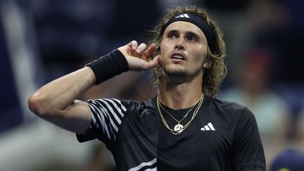 Alexander Zverev, vainqueur de son duel face à Jannik Sinner comptant pour les huitièmes de finale de l'US Open, le 5 septembre 2023, à New York. (AL BELLO / AFP)