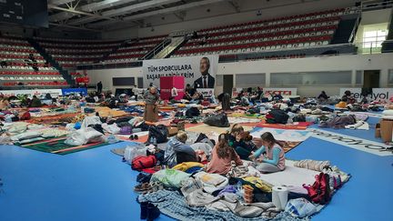 Face au risque élevé de réplique, la mairie accueille environ 1000 personnes dans ce complexe sportif d'Adana. (GILLES GALLINARO / FRANCEINFO)