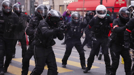 Loopsider a révélé, vendredi 24 mars, un enregistrement fait par un manifestant interpellé par la Brav-M. Les fonctionnaires menacent, intimident et semblent frapper les personnes interpellées. L’IGPN a été saisie par le préfet de police de Paris, mais des voix s’élèvent pour le démantèlement de l’unité. (FRANCE 2)