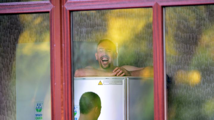 Franck Rib&eacute;ry, hilare lors d'une s&eacute;ance de cryoth&eacute;rapie, le 12 juin &agrave; Donetsk (Ukraine). (FRANCK FIFE / AFP)