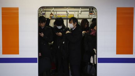 Des Japonais montent dans le train à Tokyo (Japon), le 14 février 2013.&nbsp; (YUYA SHINO / REUTERS)