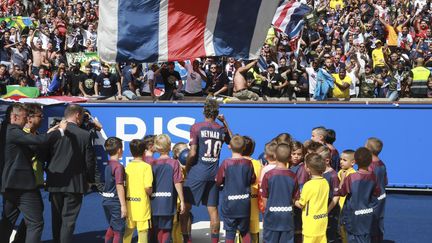 Neymar, devant la tribune des supporters parisiens, au Parc des Princes à Paris le 5 août 2017. (JACQUES DEMARTHON / AFP)