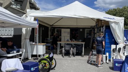 30 personnes sont présentes au stade Charléty à l'occasion des Mondiaux de para athlétisme dans l'aire de support technique à destination des athlètes, le 12 juillet 2023. (Clément Mariotti Pons)