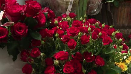 En cette veille de Saint-Valentin, les fleuristes se préparent pour l’événement des amoureux.&nbsp;Mais cette année, les prix des fleurs ont augmenté. (FRANCE 2)