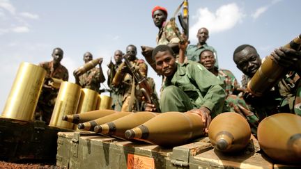 Des soldats de l'Arm&eacute;e populaire de lib&eacute;ration du Soudan (Soudan du Sud), dans la r&eacute;gion p&eacute;troli&egrave;re de Heglig disput&eacute;e par le Soudan et le Soudan du Sud, le 23 avril 2012. (ASHRAF SHAZLY / AFP)