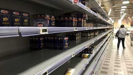 Des rayons vides dans un supermarché de Savone (Italie), le 24 février 2020. Photo d'illustration. (MAXPPP)