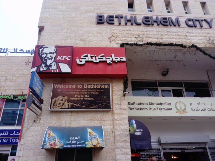 KFC a toujours eu du mal à s’implanter en Israël alors qu’à Bethléem comme dans tout le reste de la Cisjordanie, ces restaurants sont très populaires depuis des années. (FRÉDÉRIC / MÉTÉZEAU / RADIO FRANCE)