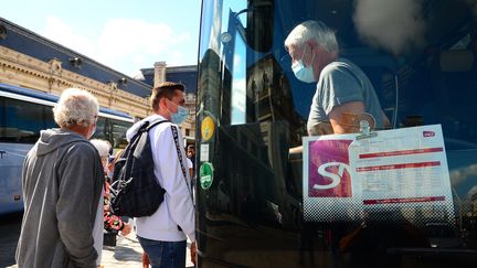 Des passagers montent dans un bus de la SNCF devant la gare de Bordeaux Saint-Jean, lundi 31 août 2020.&nbsp; (MEHDI FEDOUACH / AFP)