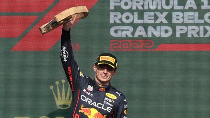 Max Verstappen soulève le trophée de vainqueur du Grand Prix de Belgique, le 28 août 2022. (KENZO TRIBOUILLARD / AFP)