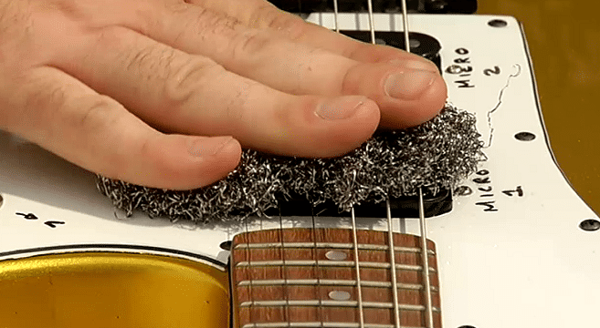 Guitare et paille de fer : pour se gratter les oreilles... 
 (France 3)