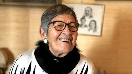 Ginette Kolinka, rescapée d'Auschwitz-Birkenau, dans son appartement parisien en janvier 2020. (VICTOR MATET / RADIO FRANCE)