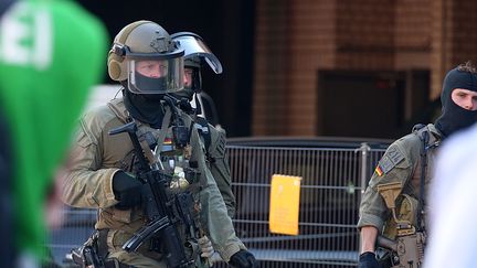 Des policiers allemands devant la gare de Cologne (Allemagne), le 15 octobre 2018. (OLIVER BERG / DPA / AFP)