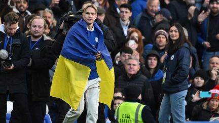 L'Ukrainien Mykhailo Mudryk lors de sa présentation au public de Stamford Bridge après son arrivée à Chelsea, le 15 janvier 2023. (BEN STANSALL / AFP)