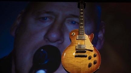 La Gibson Les Paul Standard de 1959 de Mark Knopfler montrée à la presse, avant la vente de sa collection à la maison de vente aux enchères Christie's à Londres, Royaume-Uni, le 18 janvier 2024. (RASID NECATI ASLIM / ANADOLU / AFP)