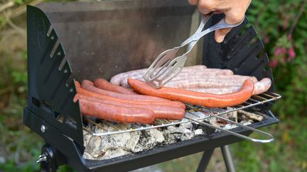 Des merguez et des chipolatas sur un barbecue. Photo d'illustration. (RICHARD VILLALON / MAXPPP)