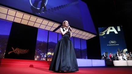 Julianne Moore sur scène durant la cérémonie d'ouverture du 75e festival de Cannes, le 17 mai 2022. (GUILLAUME HORCAJUELO / EPA)