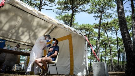 Un homme passe un test de dépistage au Covid-19 sur le parking d'une plage à La Teste-de-Buch (Gironde), le 24 juillet 2020. (PHILIPPE LOPEZ / AFP)