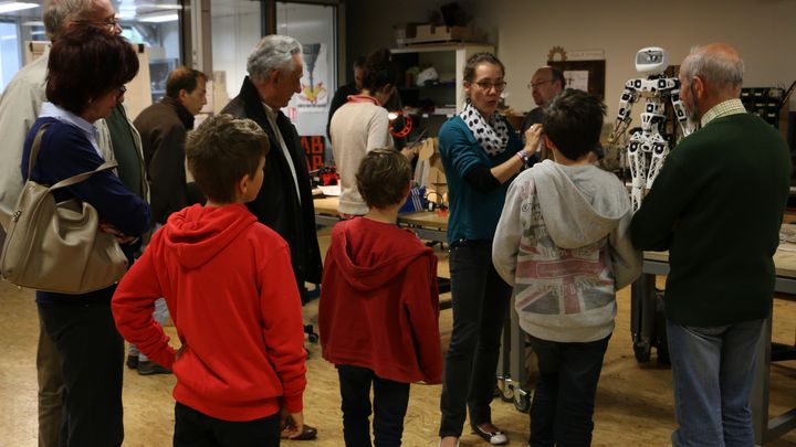 Alexandra Vallaude explique au public comment fonctionne Poppy et r&eacute;pond aux questions des enfants. Cit&eacute; des sciences (Paris), mai 2015. (VALENTINE PASQUENOONE / FRANCE 2)