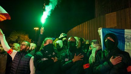 Des policiers ont manifesté chaque nuit cette semaine. Certains sont sortis cagoulés, comme ici à Paris (le 21 octobre 2016). (CITIZENSIDE/PAUL ROQUECAVE / CITIZENSIDE)