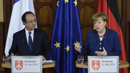 La chanceli&egrave;re allemande Angela Merkel et le pr&eacute;sident fran&ccedil;ais Fran&ccedil;ois Hollande, le 10 mai 2014 &agrave;&nbsp;Stralsund (Allemagne). (ODD ANDERSEN / AFP)