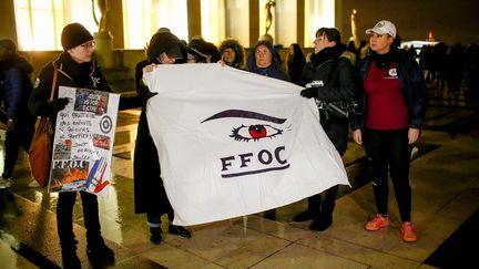 Manifestation mardi 2 janvier de femmes de policiers, place du Trocadéro, après les agressions de Champigny-sur-Marne la nuit de la Saint-Sylvestre. (MAXPPP)