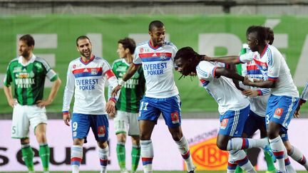 La joie de l'attaquant Baf&eacute;timbi Gomis, auteur du but de Lyon contre son ancien club, Saint-Etienne, le 17 mars 2012. (PHILIPPE MERLE / AFP)