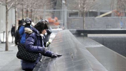 Une femme au m&eacute;morial du 11-Septembre, &agrave; New York, le 26 f&eacute;vrier 2015. (SETH WENIG / AP / SIPA)