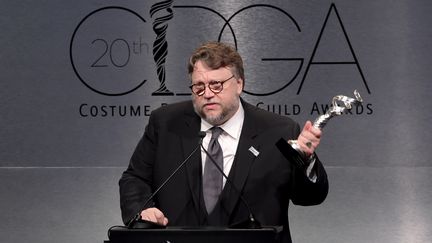 Le réalisateur Guillermo del Toro, recevant un prix, le 20 février 2018 à la Cérémonie des Awards du Costume, à Beverly Hills, en Californie.&nbsp; (GETTY IMAGES)