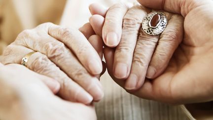 Une malade d'Alzheimer et sa fille (illustration). (GETTY IMAGES)