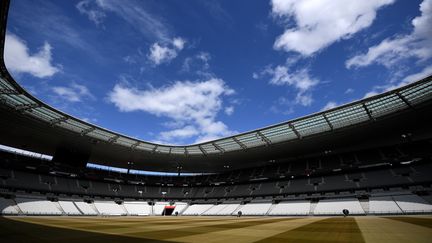 Le stade de France est désert, le 30 avril 2020 à Saint-Denis&nbsp;(Seine-Saint-Denis),&nbsp;alors que le pays est confiné pour juguler l'épidémie de coronavirus. (FRANCK FIFE / AFP)