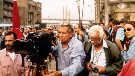 Le cinéaste égyptien Youssef Chahine sur le tournage du film "L'Autre" (1999)
 (Archives du 7e Art / Photo12)