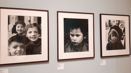 Sabine Weiss a beaucoup photographié les enfants. Au centre, le petit mendiant de Tolède. (ANNE CHEPEAU / RADIOFRANCE)