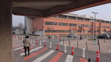 Il y a eu quatre fugues de patients en 10 jours dans des établissements psychiatriques de Toulouse en Haute-Garonne, dont trois à l’hôpital Marchant.&nbsp;Cette fois, c’est un homme de 43 ans, mis en examen pour viol, qui est activement recherché. (FRANCE 2)