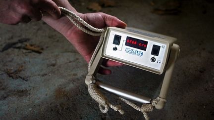 Un appareil de mesure de la radioactivité de la Criirad enregistrant un flux de rayon gamma. (AFP/MARTIN BUREAU)