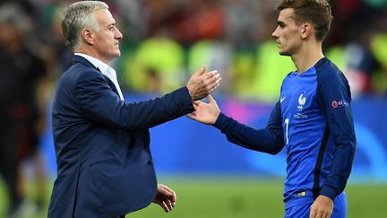 Le sélectionneur Didier Deschamps console son joueur Antoine Griezmann (FRANCK FIFE / AFP)