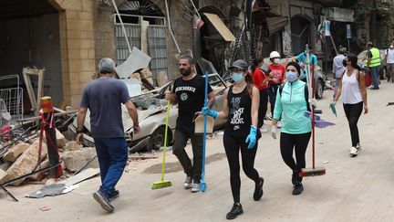 Des bénévoles oeuvrent à la reconstruction du quartier de Gemayzeh à Beyrouth, le 6 août 2020. (ANWAR AMRO / AFP)