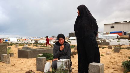 Une femme pleure devant la tombe d'un de ses proches, à Rafah, dans la bande de Gaza, le 10 avril 2024. (AFP)