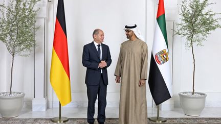 Le président des Emirats arabes unis,&nbsp;Mohammed ben Zayed Al-Nahyane, et le chancelier allemand, Olaf Scholz, au palais al-Shati à Abou Dhabi, le 25 septembre 2022. (UAE PRESIDENTIAL COURT / AFP)