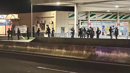 Forces de l'ordre déployées le 10 octobre, dans la station-service proche de l'aéroport Aimé Césaire de Fort-de-France, une dizaine de personnes ayant réussi à envahir le tarmac, pour manifester contre la vie chère. (MARTINIQUE LA 1ERE / CHRISTOPHE ARNERIN)