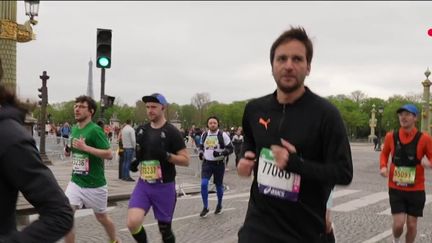 Samuel Ollivier, le chroniqueur sport du "8 Heures", en plein marathon de Paris. (France 2)