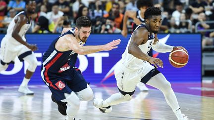 Nando de Colo essaie de contrer Donovan Mitchell, au Mondial 2019 (XUE YUBIN / XINHUA)