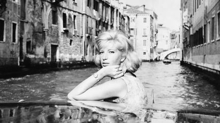 Monica Vitti, le 11 septembre 1962 à Venise, pour le festival international du film. Monica Vitti ou le symbole du rêve d'une Italie que la chanson et l'imaginaire des français s'approprient.&nbsp; (KEYSTONE / HULTON ARCHIVE / GETTY IMAGES)