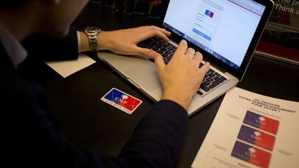 Un adh&eacute;rent UMP vote en ligne pour d&eacute;signer le pr&eacute;sident de l'UMP &agrave; Boulogne-Billancourt (Hauts-de-Seine) le 28 novembre 2014.&nbsp; (KENZO TRIBOUILLARD / AFP)