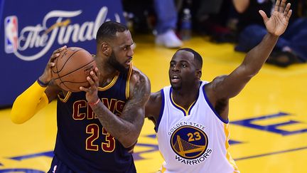 LeBron James face à Draymond Green en finale NBA (FREDERIC J. BROWN / AFP)