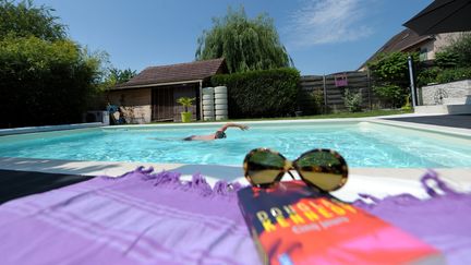 Une piscine privée. Photo d'illustration. (CHRISTELLE BESSEYRE / MAXPPP)