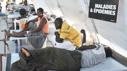 De nouveaux patients sont admis dans un centre de M&eacute;decins Sans Fronti&egrave;re pour &ecirc;tre trait&eacute;s contre le chol&eacute;ra, le 7 novembre 2012 &agrave; Delmas (Haiti). (THONY BELIZAIRE / AFP)