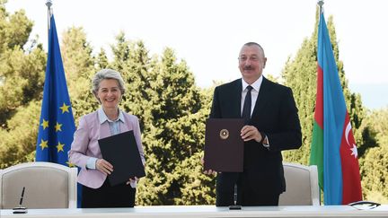 La présidente de la Commission européenne Ursula von der Leyen reçue par le président Aliev à Bakou (Azerbaïdjan) le 18 juillet 2022 (HANDOUT / AZERBAIJANI PRESIDENCY)