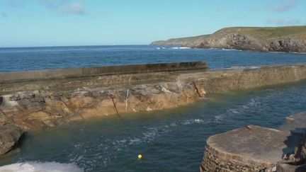 Alors que des parents et l'un de leurs enfants, âgé de 12 ans, se trouvaient sur une digue à Plogoff dans le Finistère, jeudi 19 mai, ils ont été surpris puis emportés par une vague. Témoins de la scène, leurs trois autres enfants ont assisté impuissants à ce drame.&nbsp; (FRANCE 3)