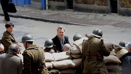 Christophe Nolan parmi ses acteurs avant le tournage d'une scène de "Dunkerque", dans les rues de la ville, le 25 mai 2016. (SARAH ALCALAY / SIPA)