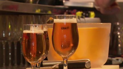 La bière est aussi victime de l'inflation. Reportage en Isère, à Colombe, où un restaurateur va être contraint d'augmenter le prix de la bière blonde de 20 centimes d'euro dès janvier prochain. (FRANCE 2)